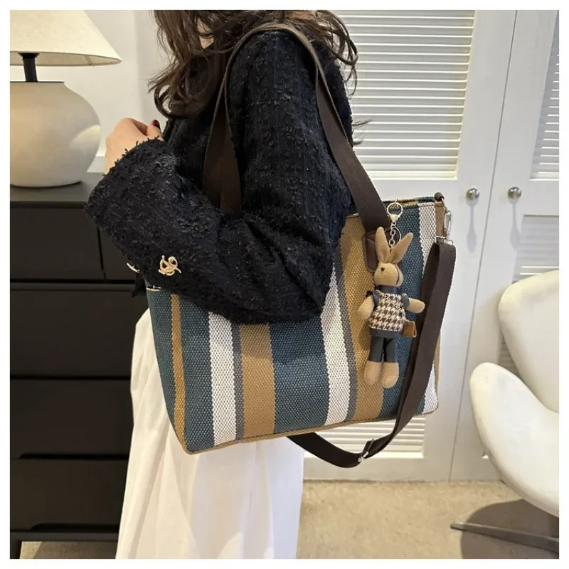 Large Capacity Contrasting Vertical Striped Canvas Shoulder Bag for Women's New Trendy Simple Casual Commuting Shoulder Bag
Large Capacity Contrasting Vertical Striped Canvas Shoulder Bag for Women's New Trendy Simple Casual Commuting Shoulder Bag