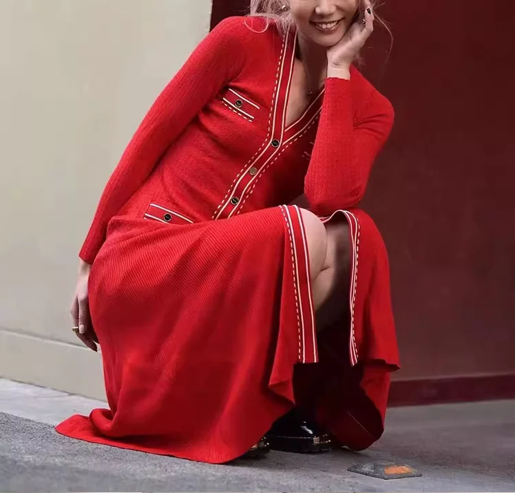 2024 Autumn French Retro Red V-neck Single-Breasted Knitted Slim Long Dress Comfortable Casual Office Ladies Metal Button Dress
2024 Autumn French Retro Red V-neck Single-Breasted Knitted Slim Long Dress Comfortable Casual Office Ladies Metal Button Dress