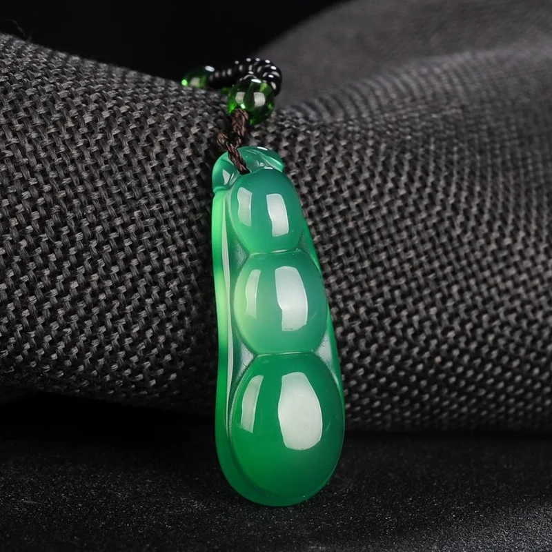 

Natural Green Chalcedony Hand-carved String Bean Pendant Fashion Boutique Jewelry Men and Women Agate Bean Necklace Gift