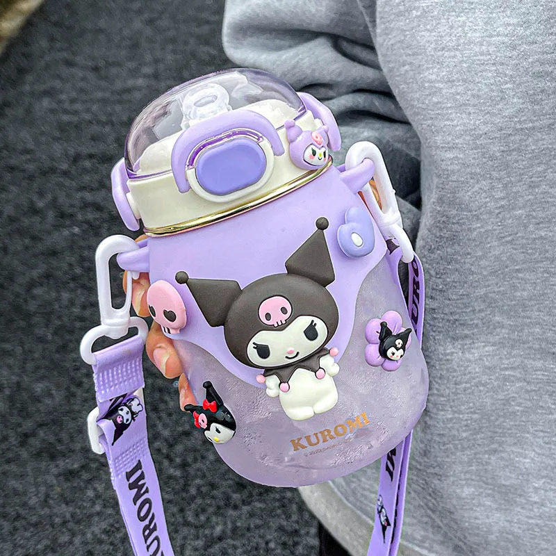 1050ml Sanrio Kuromi Water Bottle Kawaii Portable Strap 820ml Student Silicone Straw Plastic Cup Anime Kids Kitchen Accessories
1050ml Sanrio Kuromi Water Bottle Kawaii Portable Strap 820ml Student Silicone Straw Plastic Cup Anime Kids Kitchen Accessories
