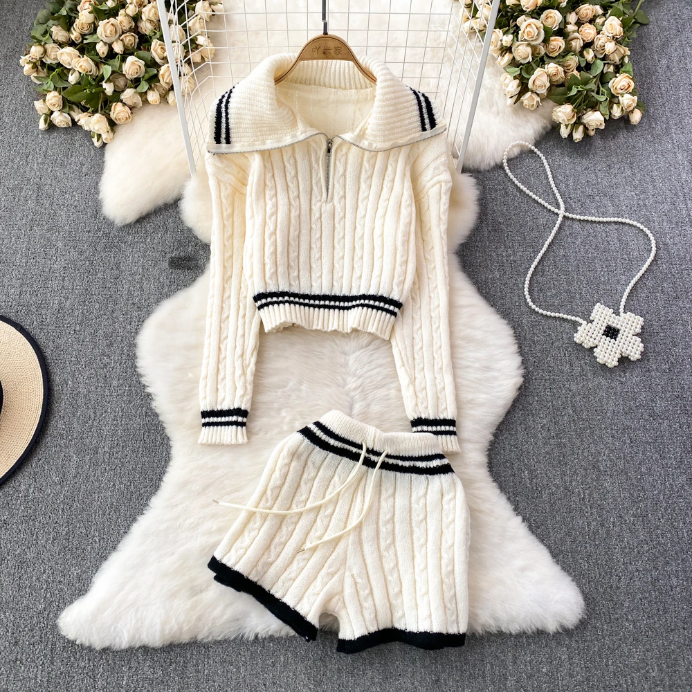 Knitted Sweater Two-Piece High Waist Wide Leg Shorts Suit, Color Contrast, Long Sleeve, Large Lapel, Fried Dough Twists
Knitted Sweater Two-Piece High Waist Wide Leg Shorts Suit, Color Contrast, Long Sleeve, Large Lapel, Fried Dough Twists