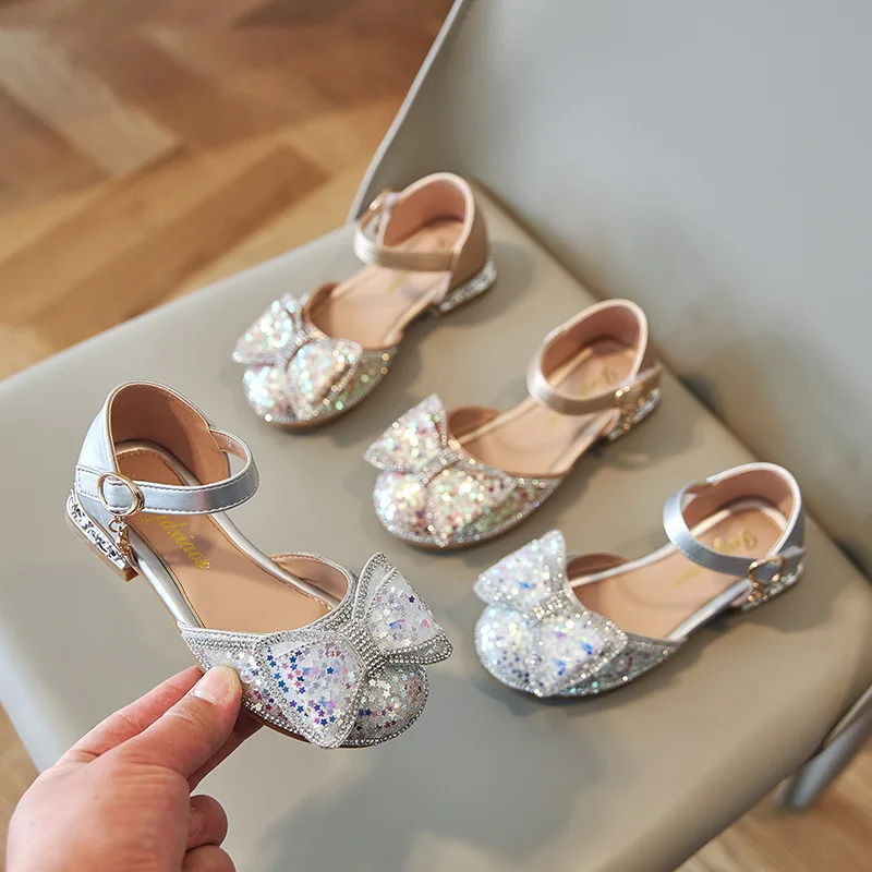 2023 Fashion Princess Shoes Bow Crystal Sandals Thick Sole Silver Casual Shoes Children's Birthday Banquet Toddler Girl Shoes
2023 Fashion Princess Shoes Bow Crystal Sandals Thick Sole Silver Casual Shoes Children's Birthday Banquet Toddler Girl Shoes