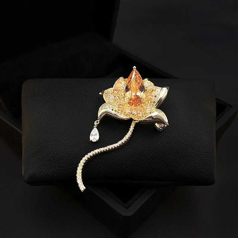 Luxury Lotus Brooch Women's Flower Suit Pins Fixed Clothes Decoration Sweater Corsage Coat Accessories Rhinestone Jewelry Gifts
Luxury Lotus Brooch Women's Flower Suit Pins Fixed Clothes Decoration Sweater Corsage Coat Accessories Rhinestone Jewelry Gifts