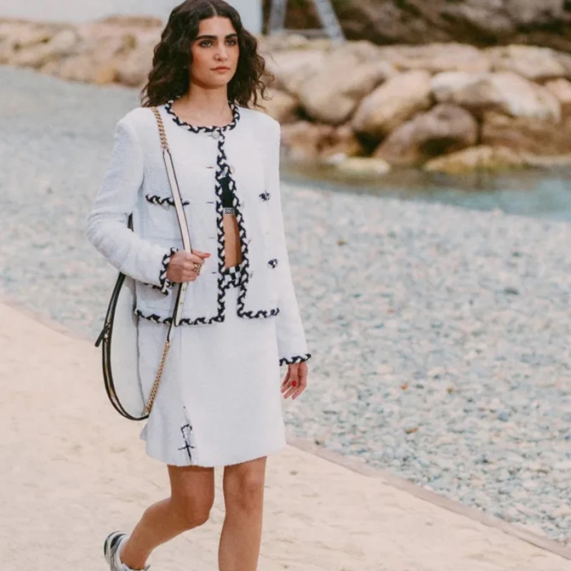 Runway Designer White Tweed Jacket and Skirt 2 Piece Set ELegant Office Lady Fashion Coat and A Line Skirt Suit Women Outfit Set
Runway Designer White Tweed Jacket and Skirt 2 Piece Set ELegant Office Lady Fashion Coat and A Line Skirt Suit Women Outfit Set