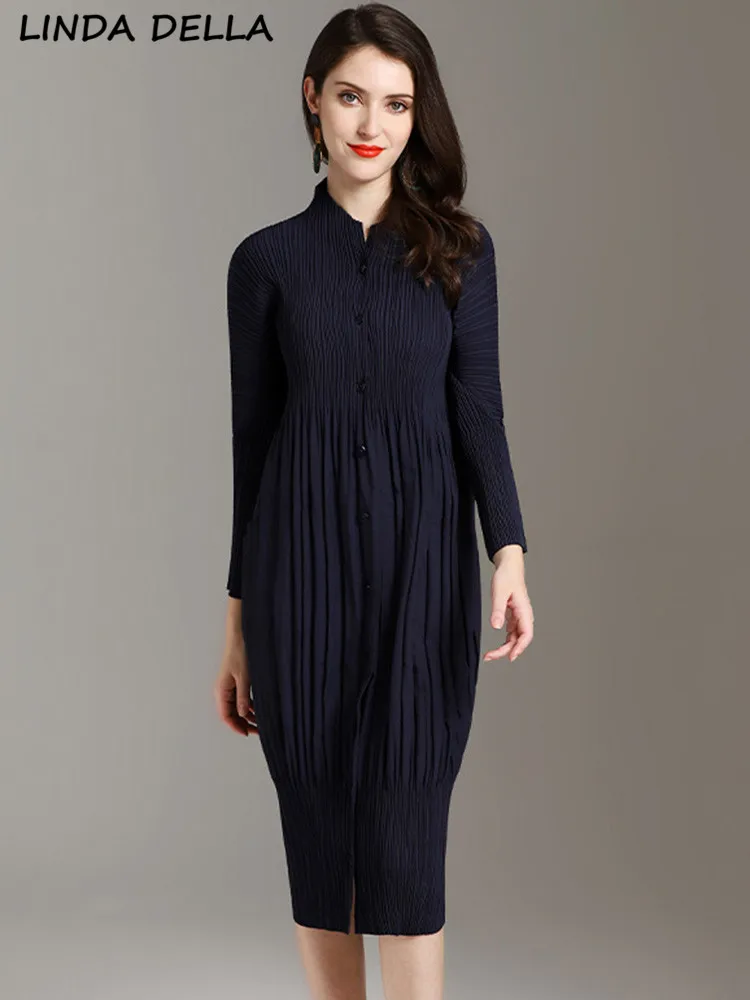 LINDA DELLA Summer Fashion Designer Navy Blue Vintage Pleated Dress Women's Stand Collar Button Loose High Elastic Midi Dress
LINDA DELLA Summer Fashion Designer Navy Blue Vintage Pleated Dress Women's Stand Collar Button Loose High Elastic Midi Dress