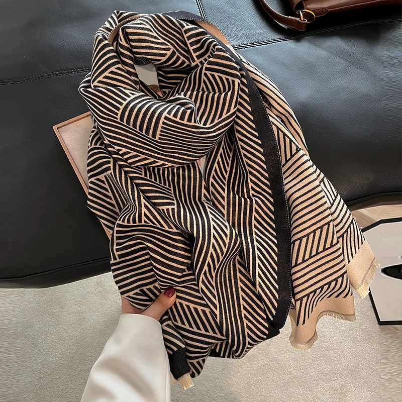 Fashion print Winter Wool Shawls Luxury Cashmere Big Bandanna New Dustproof 195X65CM Scarves Popular Style Sunscreen Beach Towel
Fashion print Winter Wool Shawls Luxury Cashmere Big Bandanna New Dustproof 195X65CM Scarves Popular Style Sunscreen Beach Towel