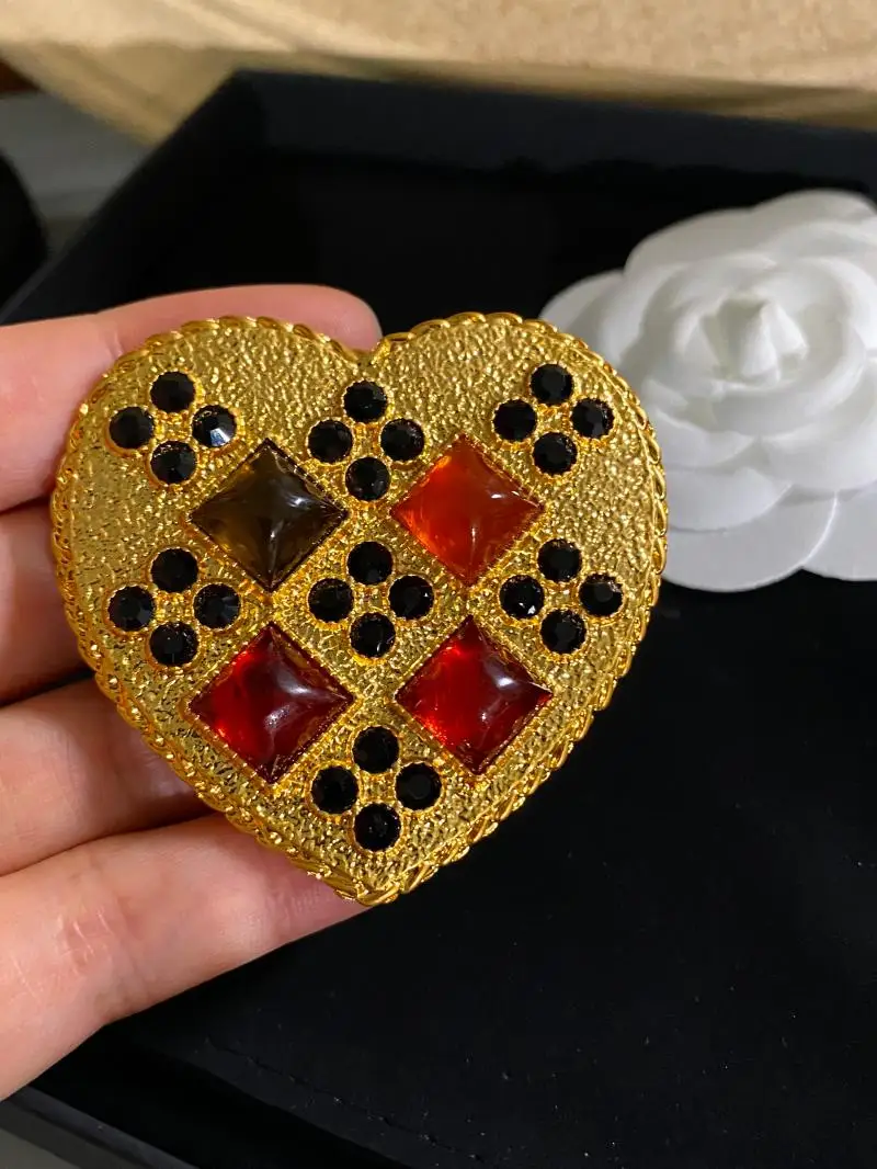 

Europe and America Vintage Brass Gold Plated Heart-shaped Classical Coloured Glaze Women' Brooch Sweater Coat Accessories