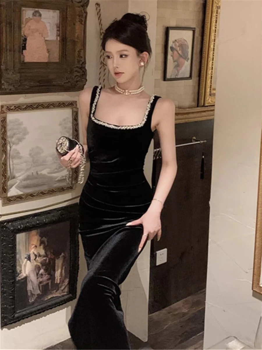 Hepburn style black high-end velvet suspender dress with suspender long dress for women's high-end light luxury niche dress
Hepburn style black high-end velvet suspender dress with suspender long dress for women's high-end light luxury niche dress