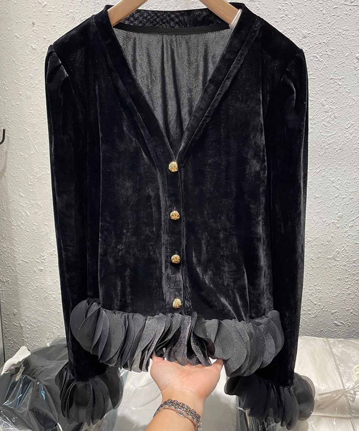 High Quality V-neck Black Velvet Long Sleeved Shirt for Women Autumn 2023 Ruffled Patchwork Blouse Elegant Shirt Top Korean Tren
High Quality V-neck Black Velvet Long Sleeved Shirt for Women Autumn 2023 Ruffled Patchwork Blouse Elegant Shirt Top Korean Tren