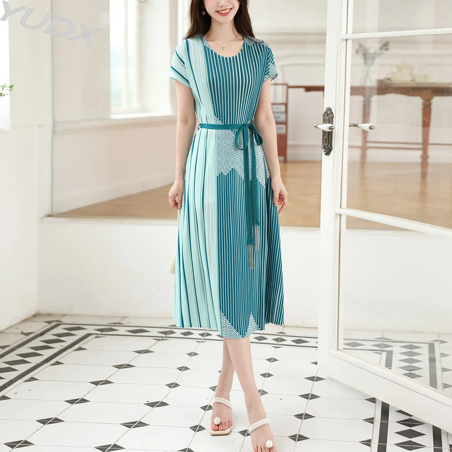 Miyake Pleated 2023 Summer New Ladies Short-sleeved Waist Dress Retro Thin Senior Temperament Tied Round Neck Fashion Long Dress
Miyake Pleated 2023 Summer New Ladies Short-sleeved Waist Dress Retro Thin Senior Temperament Tied Round Neck Fashion Long Dress