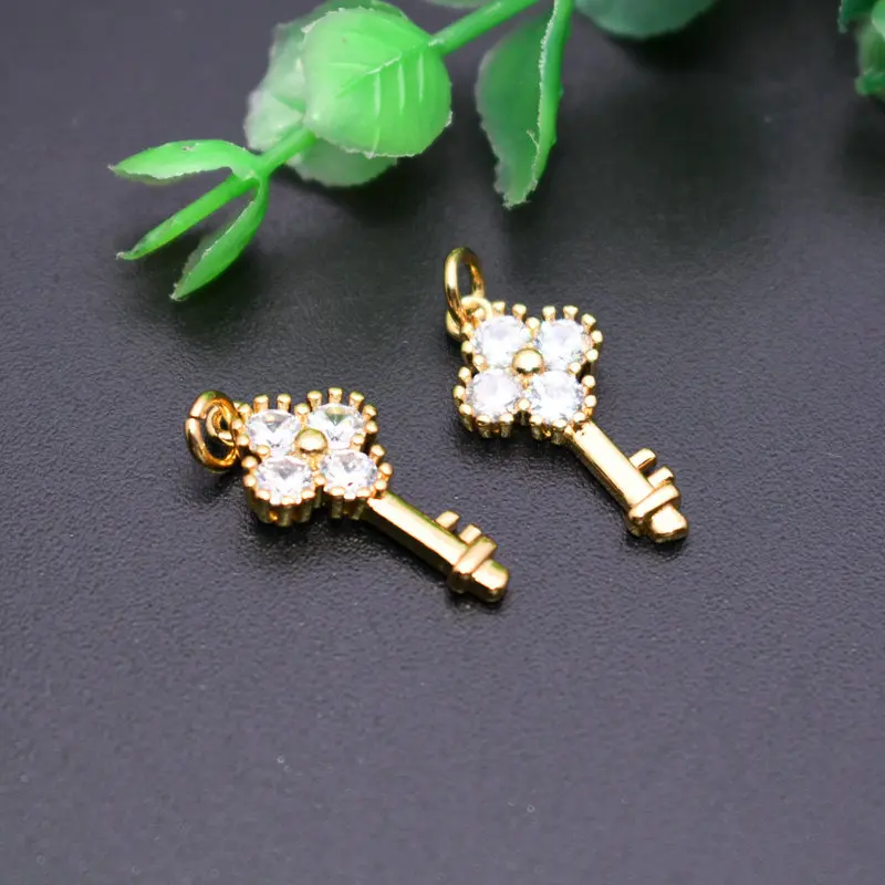 Luxury Jewelry Making Supplies Gold Plated Copper Big CZ Setting Delicate Clover Key Charms for Women Necklace
Luxury Jewelry Making Supplies Gold Plated Copper Big CZ Setting Delicate Clover Key Charms for Women Necklace