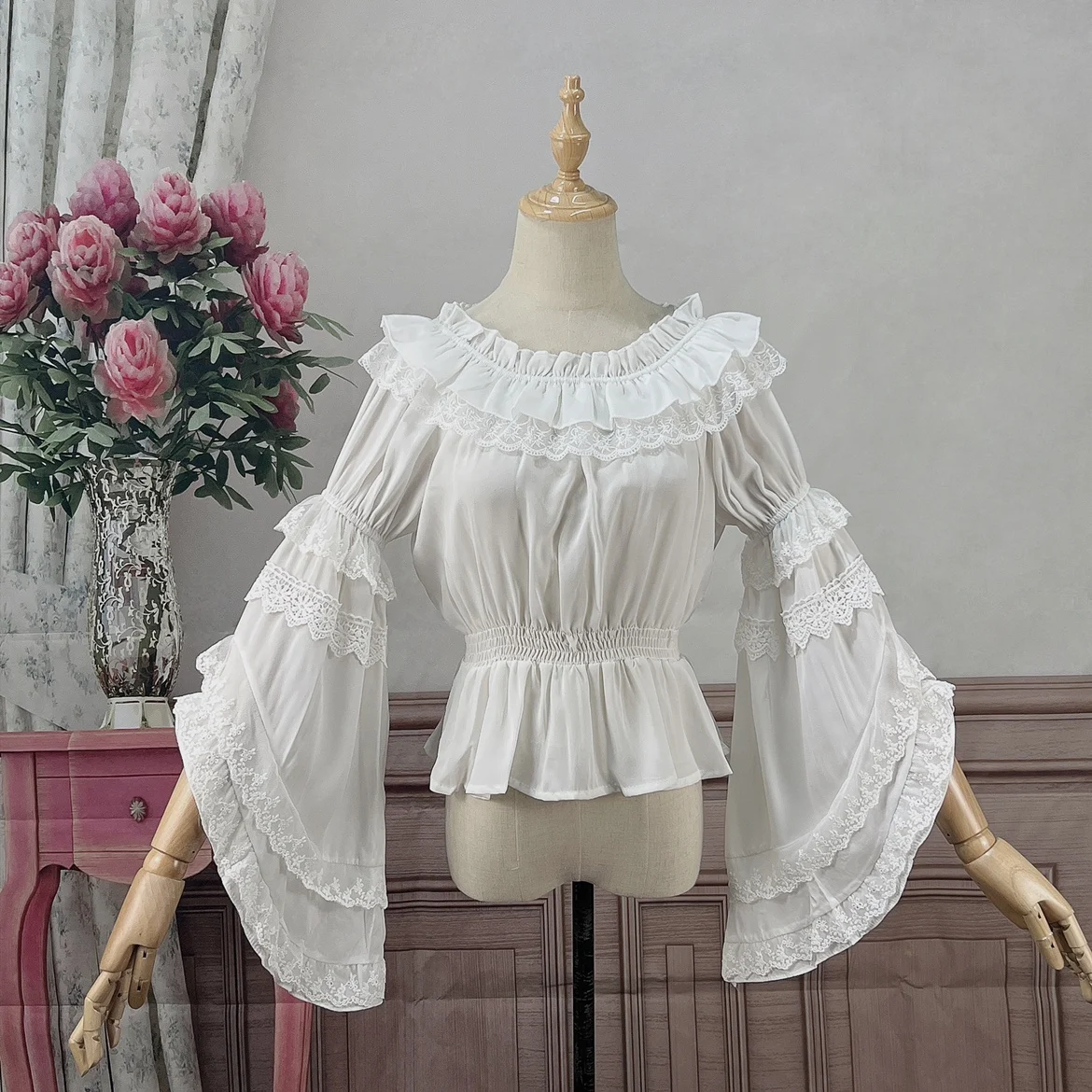 Vintage Lolita Shirts Women Kawaii Lace Ruffles O-Neck Flare Sleeve Chiffon Tops Girly Sweet Elegant Princess Blouses Victorian
Vintage Lolita Shirts Women Kawaii Lace Ruffles O-Neck Flare Sleeve Chiffon Tops Girly Sweet Elegant Princess Blouses Victorian