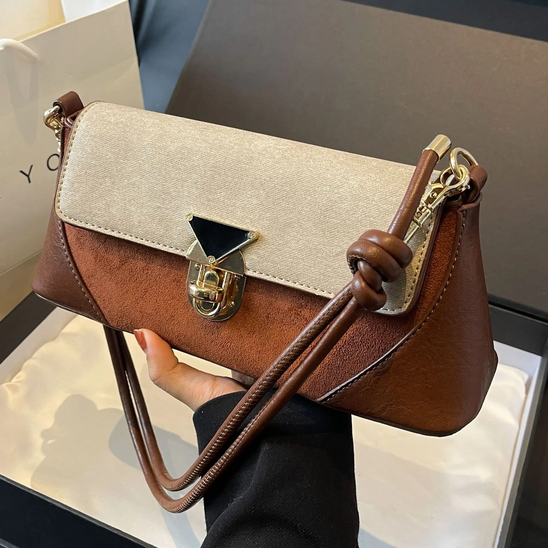 

This year's popular armpit bag women's autumn and winter versatile crossbody bag one-shoulder retro exquisite small square bag