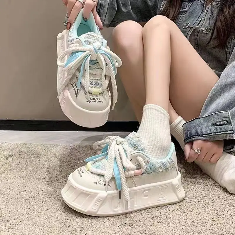 2024 Spring and Autumn explosive thick sole non-slip lightweight muffin casual sports bread little white shoes woman
2024 Spring and Autumn explosive thick sole non-slip lightweight muffin casual sports bread little white shoes woman