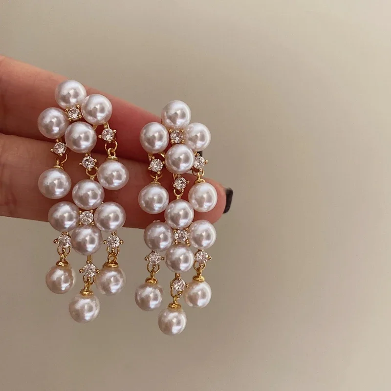 

Gentle French Vintage Pearl Earrings Luxurious Long Pearl Rhinestone Tassel Clip on Earrings Without Piercing for Women Wedding