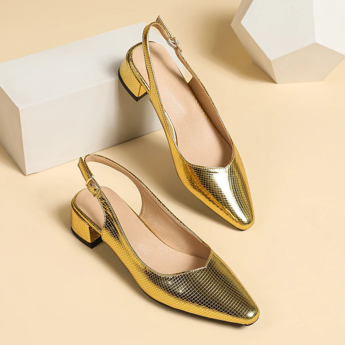 2023 New Soft Leather Shallow Mouth Sandals Shoes Women's Thick Heel Pointed Low Heel Women's Shoes Versatile Scoop Shoes
2023 New Soft Leather Shallow Mouth Sandals Shoes Women's Thick Heel Pointed Low Heel Women's Shoes Versatile Scoop Shoes