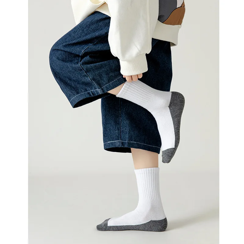 Pure white children's and student socks, seasonal black and white gray cotton medium tube socks, baby wholesale sports socks
Pure white children's and student socks, seasonal black and white gray cotton medium tube socks, baby wholesale sports socks