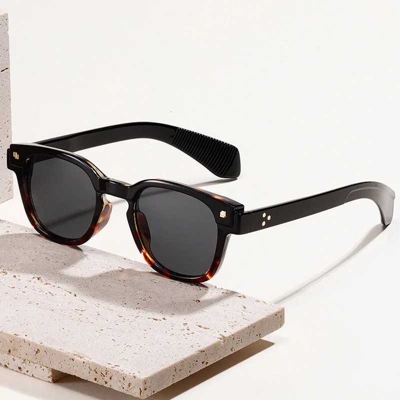 New Retro Square Sunglasses Female Male Fashion Rivets Sun Glasses Women Luxury Brand Designer Punk Gradient Sunglass Goggles
New Retro Square Sunglasses Female Male Fashion Rivets Sun Glasses Women Luxury Brand Designer Punk Gradient Sunglass Goggles
