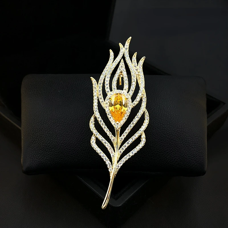 ZY Luxury Feather Coat Brooch High-End Women Suit Exquisite Accessories Cardigan Pin Decorations Sweater Corsage Jewelry Gifts
ZY Luxury Feather Coat Brooch High-End Women Suit Exquisite Accessories Cardigan Pin Decorations Sweater Corsage Jewelry Gifts