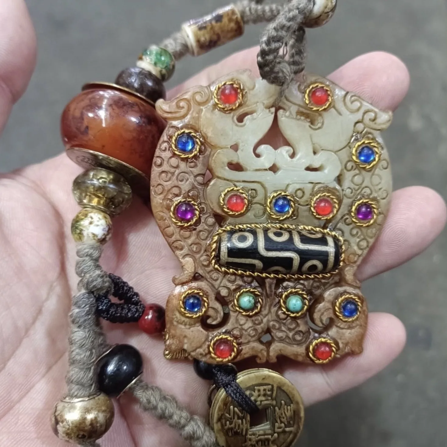 Antique Collection Natural Ancient Jade Xiuyu Hollow Dragon Inlaid Gemstone Celestial Pearl Jade Pendant
Antique Collection Natural Ancient Jade Xiuyu Hollow Dragon Inlaid Gemstone Celestial Pearl Jade Pendant