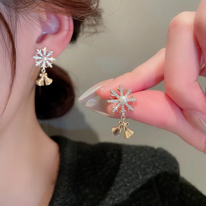 Cute Tiny Snowflake Bell Design Christmas Women Accessories High Quality Dazzling Zircon Stone Simulated Pearl Tree Earring
Cute Tiny Snowflake Bell Design Christmas Women Accessories High Quality Dazzling Zircon Stone Simulated Pearl Tree Earring
