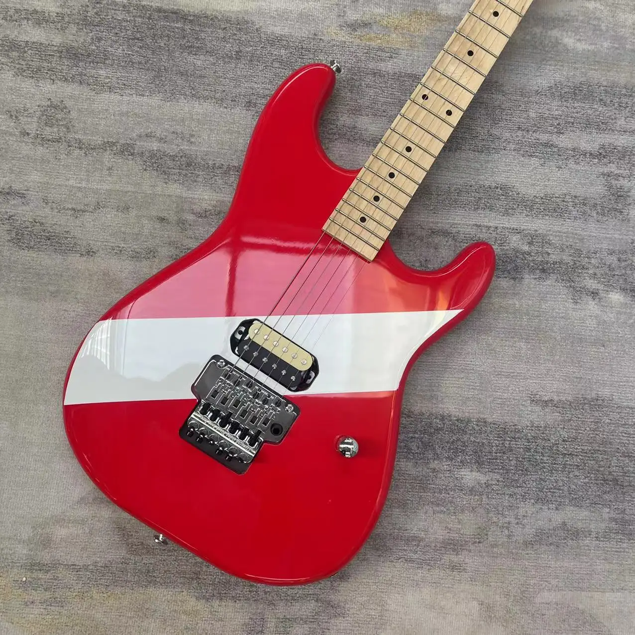 Electric guitar with 6-string split body, red body and white pattern, high gloss, maple fingerboard, maple track, open pickup, t
Electric guitar with 6-string split body, red body and white pattern, high gloss, maple fingerboard, maple track, open pickup, t