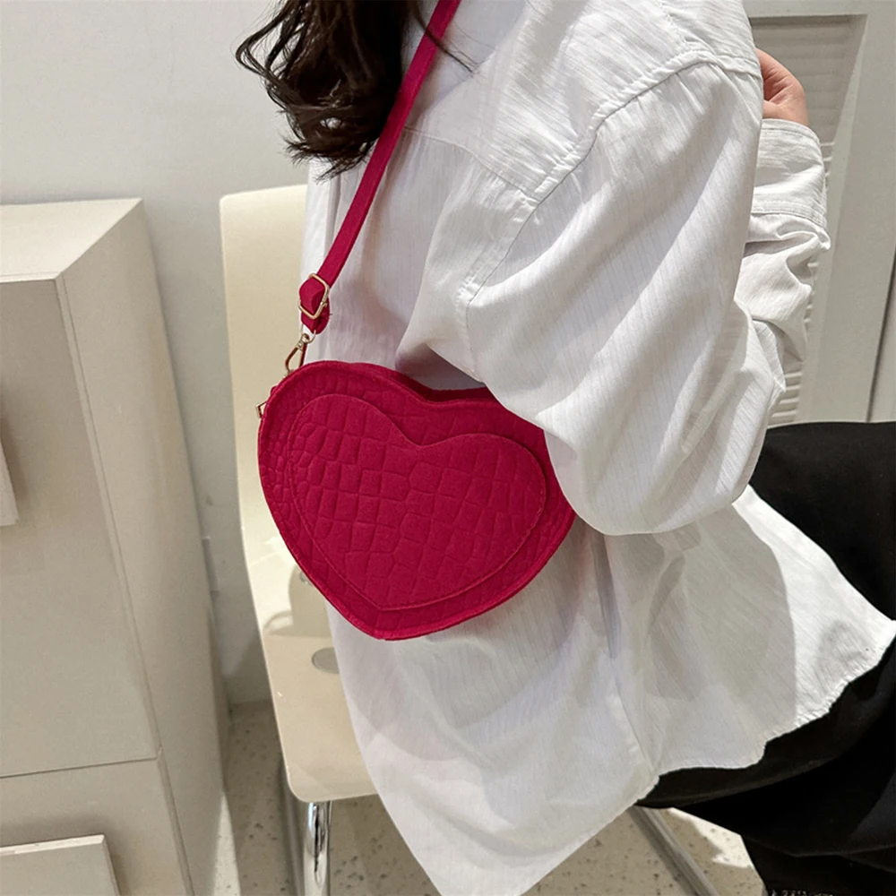 Women Heart-shaped Crossbody Bag Luxury Designer Felt Shoulder Bags for Ladies 2023 New Fashion Female Clutch Casual Handbags
Women Heart-shaped Crossbody Bag Luxury Designer Felt Shoulder Bags for Ladies 2023 New Fashion Female Clutch Casual Handbags