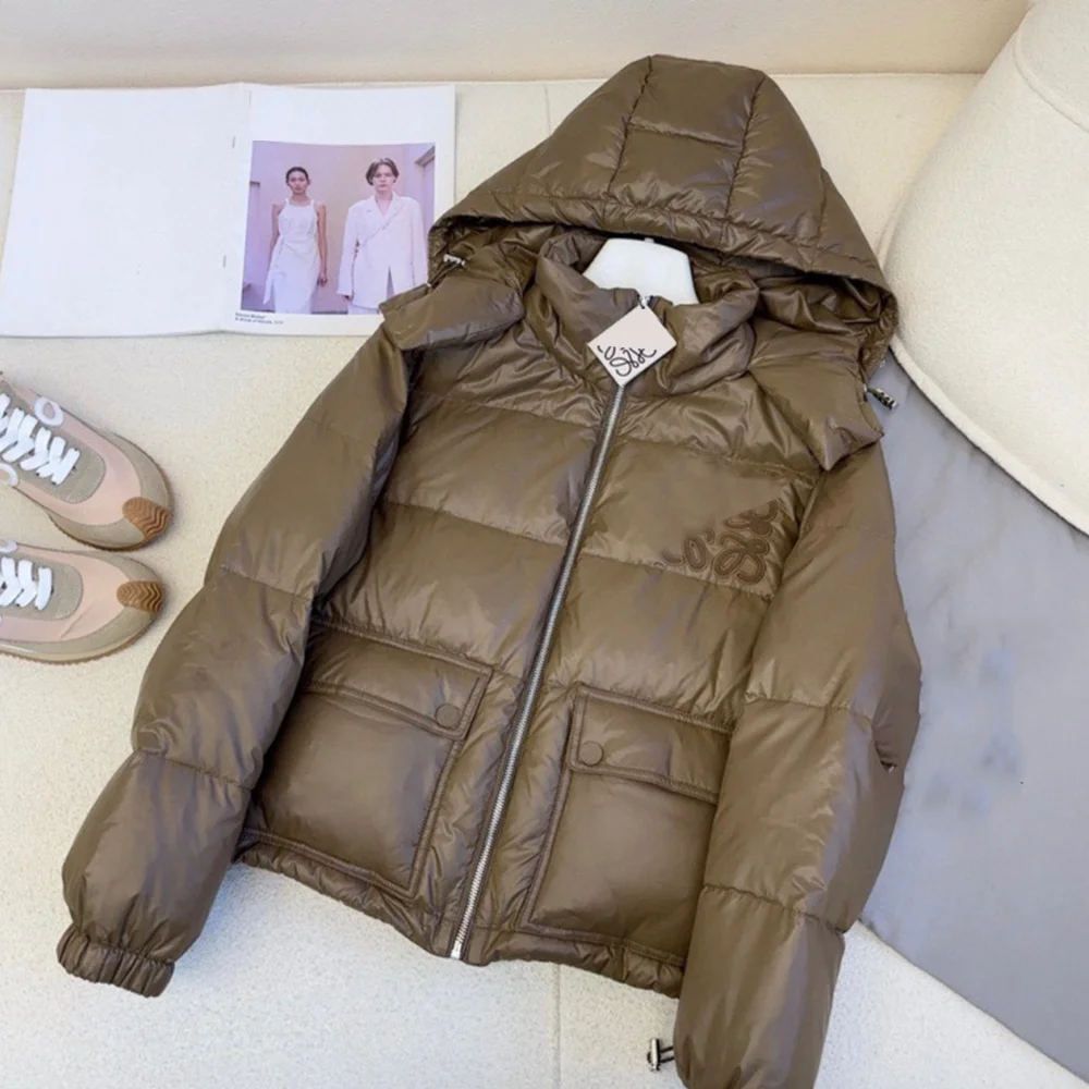 Winter New Thicken Down Jacket 2023 Women Fashion Embroidery Hooded Short Version Design Casual Warm Long Sleeve Down Coat
Winter New Thicken Down Jacket 2023 Women Fashion Embroidery Hooded Short Version Design Casual Warm Long Sleeve Down Coat