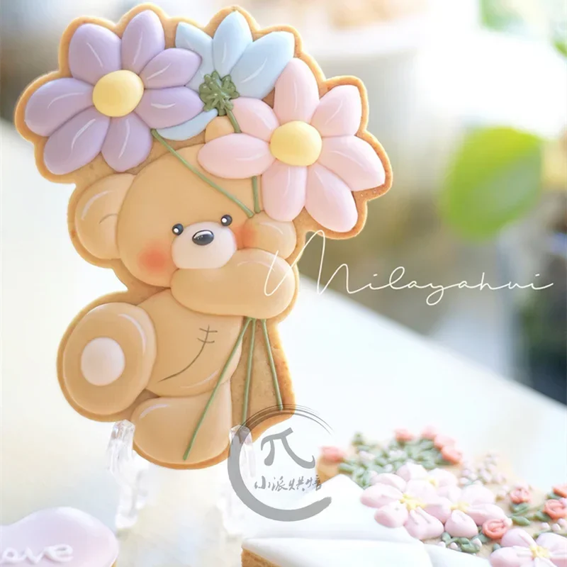 Mother's Day Frosting Cookie Mold Cartoon Bear Love Children's Cake Decorating Tools Food Grade Plastic Biscuit Stamp Cutter
Mother's Day Frosting Cookie Mold Cartoon Bear Love Children's Cake Decorating Tools Food Grade Plastic Biscuit Stamp Cutter