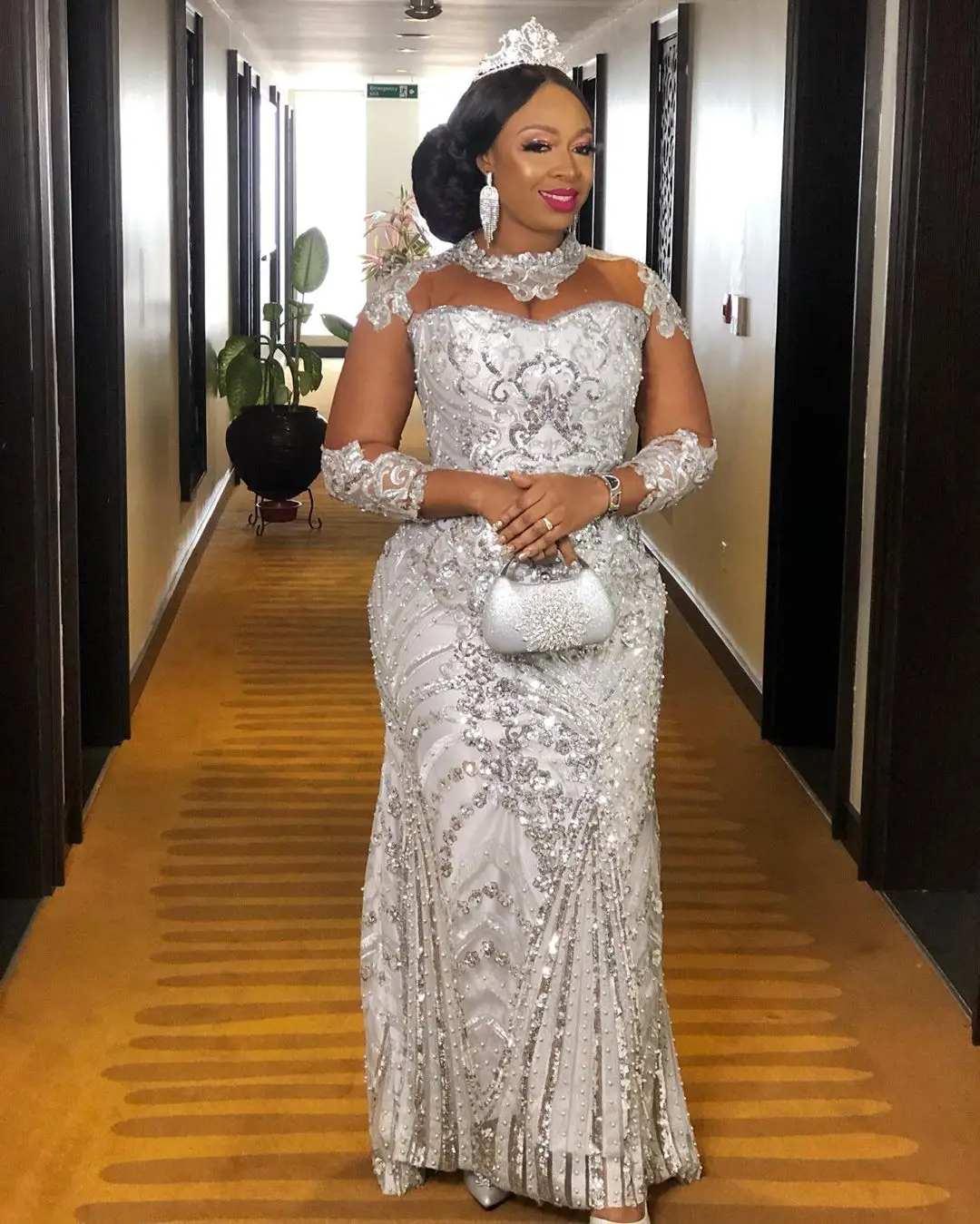 Арабское свадебное платье Aso Ebi серебристого цвета с длинным рукавом и шлейфом
Арабское свадебное платье Aso Ebi серебристого цвета с длинным рукавом и шлейфом