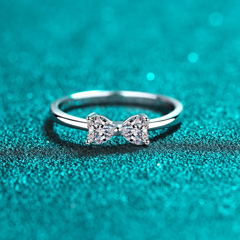 BOEYCJR 925 Silver D color 4x4mm Total 0.6ct Heart Moissanite VVS1 Simple Design Ring Matching Bands for Women Gift
BOEYCJR 925 Silver D color 4x4mm Total 0.6ct Heart Moissanite VVS1 Simple Design Ring Matching Bands for Women Gift