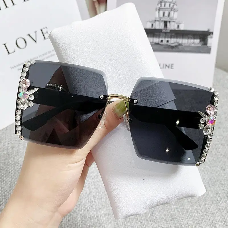 2022 Fashion Vintage Rimless Rhinestone Sunglasses Women Cutting Lens Gradient Diamond Female Sun Glasses Oculos De Sol Feminino
2022 Fashion Vintage Rimless Rhinestone Sunglasses Women Cutting Lens Gradient Diamond Female Sun Glasses Oculos De Sol Feminino
