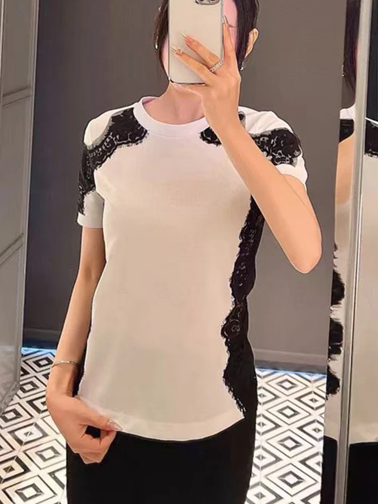 

Fashion temperament black and white lace stitching round neck short sleeve T-shirt summer new elegant loose casual Joker blouse.