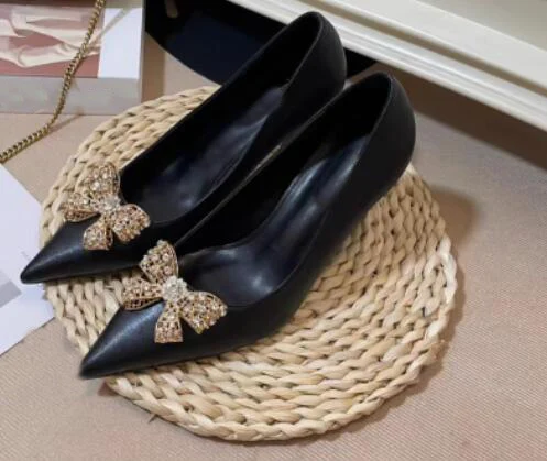 Туфли Carpaton женские на высоком каблуке, пикантные туфли-лодочки с заостренным носком, Хрустальный бант-бабочка, без застежки, классические туфли на тонком каблуке, черные, белые
Туфли Carpaton женские на высоком каблуке, пикантные туфли-лодочки с заостренным носком, Хрустальный бант-бабочка, без застежки, классические туфли на тонком каблуке, черные, белые