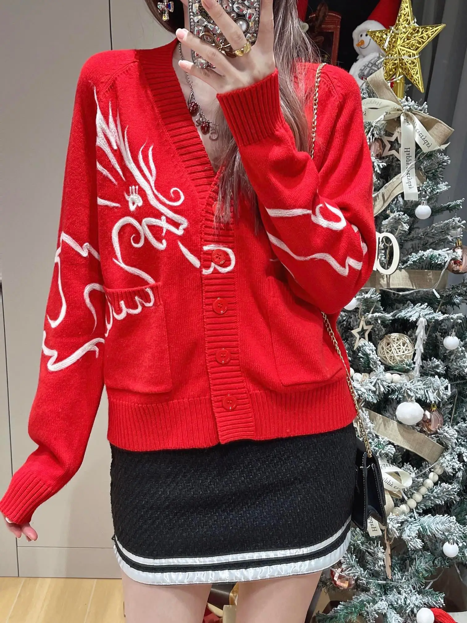 High end quality 24 early spring latest Dragon Year series contrasting V-neck wool cashmere cardigan with dragon pattern sweater
High end quality 24 early spring latest Dragon Year series contrasting V-neck wool cashmere cardigan with dragon pattern sweater