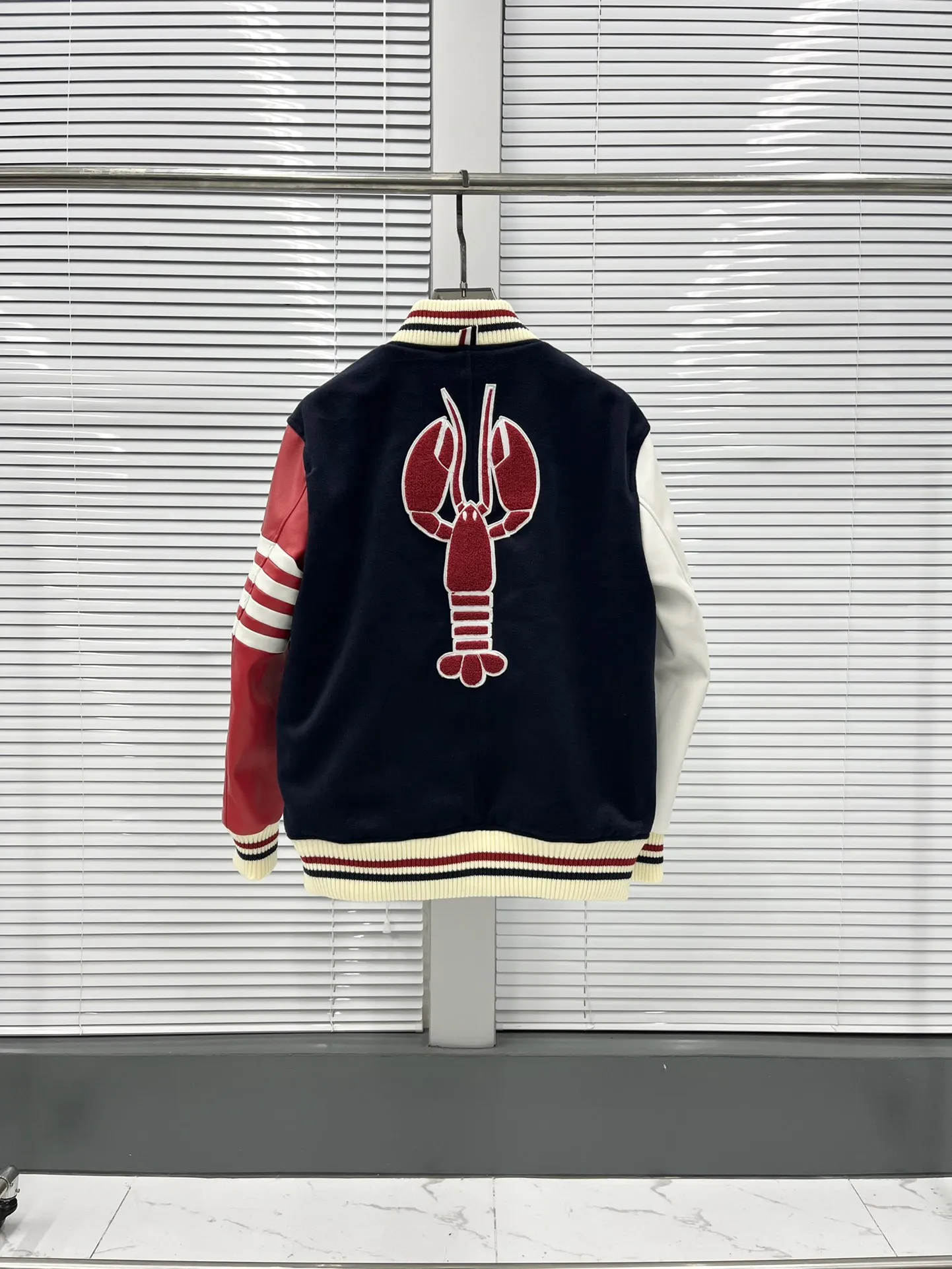 Autumn T Brand Jacket Crayfish Striped Leather Four-stripe Jacket High Quality For Men And Women Baseball Jacket
Autumn T Brand Jacket Crayfish Striped Leather Four-stripe Jacket High Quality For Men And Women Baseball Jacket