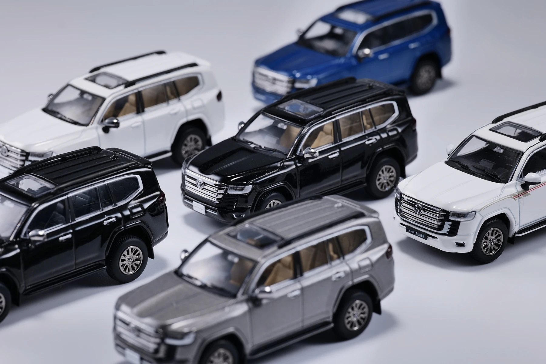 GCD 1/64 Diecast Off-Road Land Cruiser LC300 Model Car Toys 1:64 Vehicle With Case Gift for Adults Hobby Collection
GCD 1/64 Diecast Off-Road Land Cruiser LC300 Model Car Toys 1:64 Vehicle With Case Gift for Adults Hobby Collection