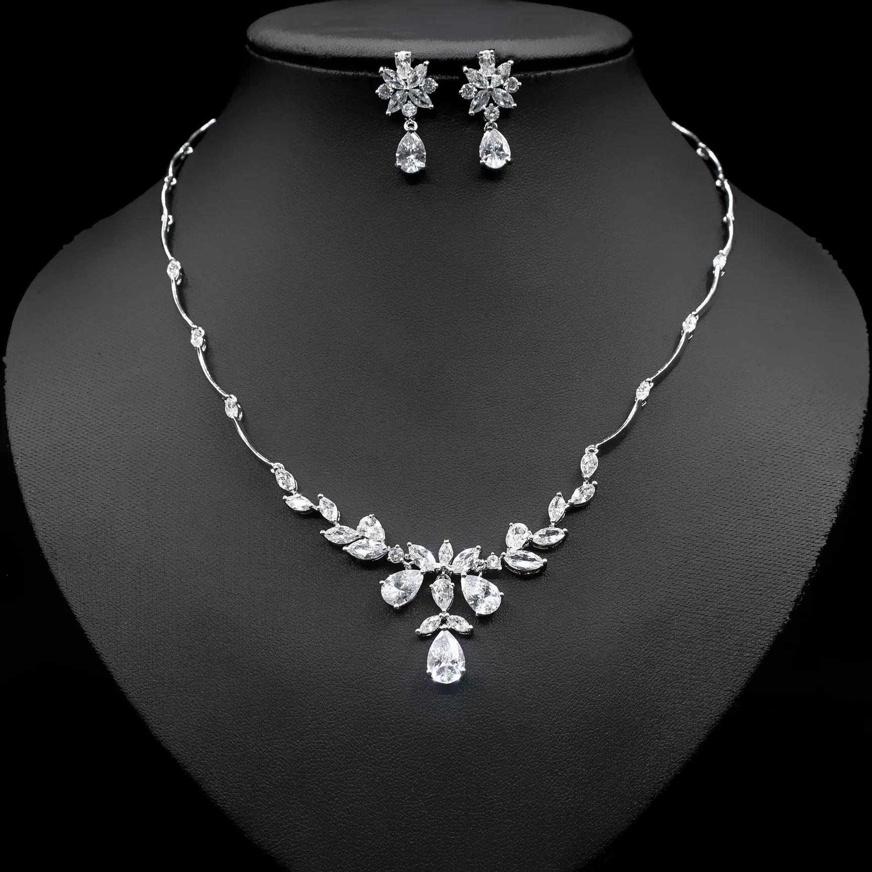 Funmode Korean Version Of The Simple Female Niche Design Sense Bride Wedding Dress Zircon Necklace Ear Green Color Suit FS449
Funmode Korean Version Of The Simple Female Niche Design Sense Bride Wedding Dress Zircon Necklace Ear Green Color Suit FS449