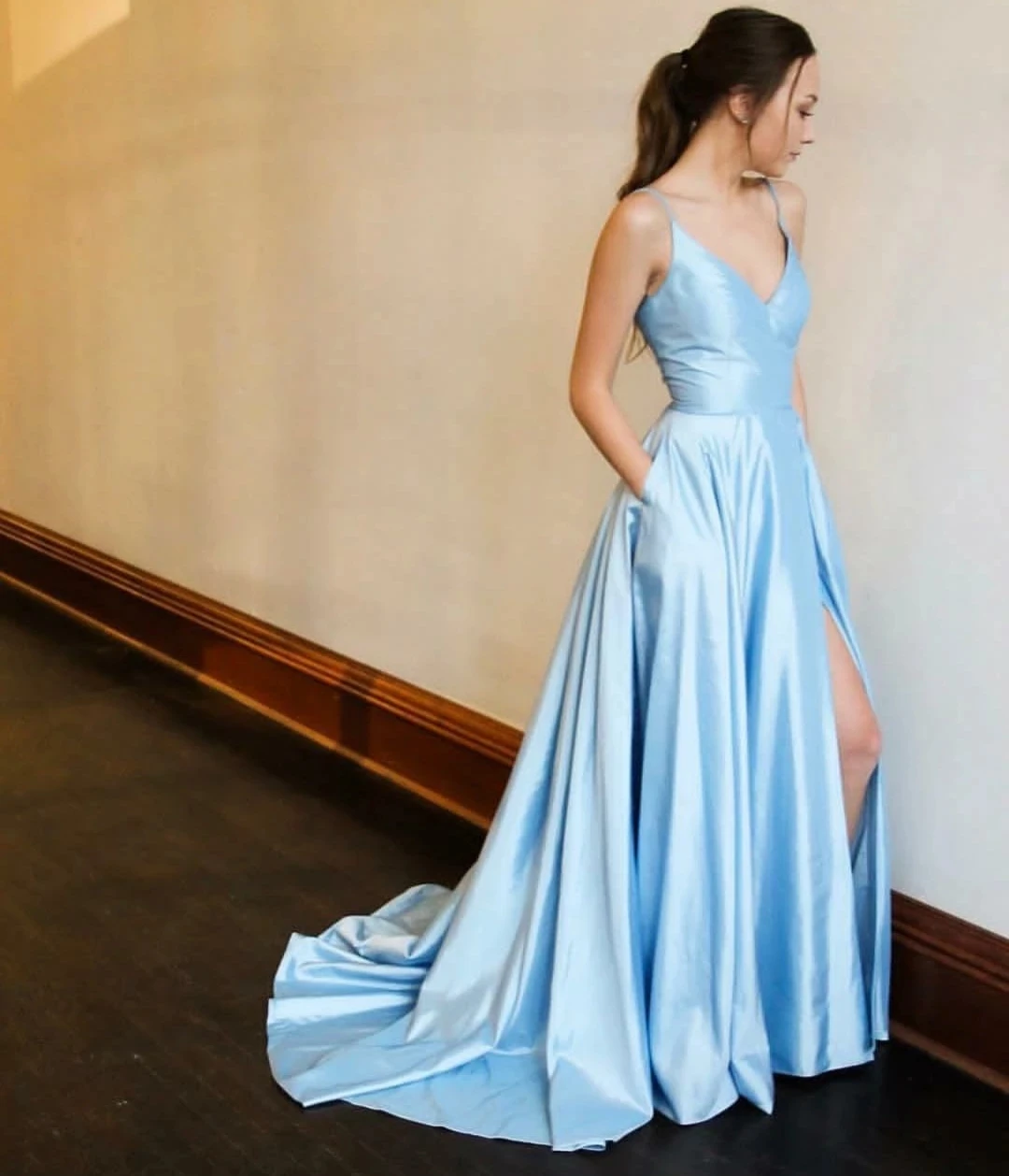 2023 Simple V Neck A Line Prom Dresses Light Blue Spaghetti Straps Evening Pageant Party Gowns With Pockets Abendkleider Robes
2023 Simple V Neck A Line Prom Dresses Light Blue Spaghetti Straps Evening Pageant Party Gowns With Pockets Abendkleider Robes