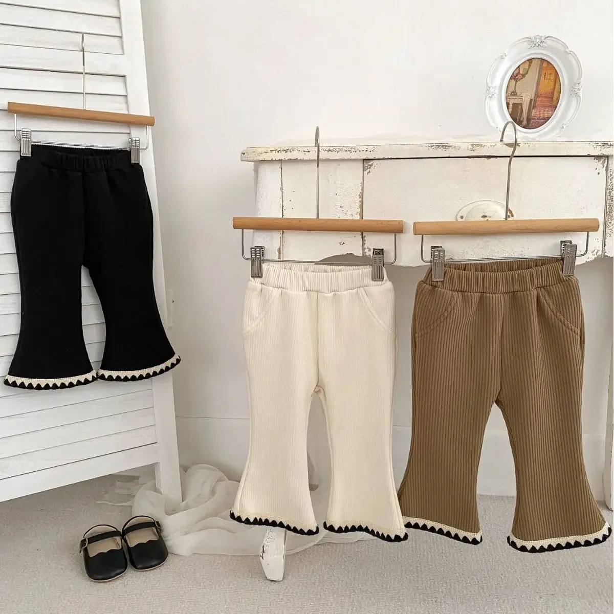 Autumn and Winter Trendy Girls' Velvet Pants for Baby Girls Solid Color Pit Strip Lace Flared Pants Thickened Warm Outer Pants
Autumn and Winter Trendy Girls' Velvet Pants for Baby Girls Solid Color Pit Strip Lace Flared Pants Thickened Warm Outer Pants