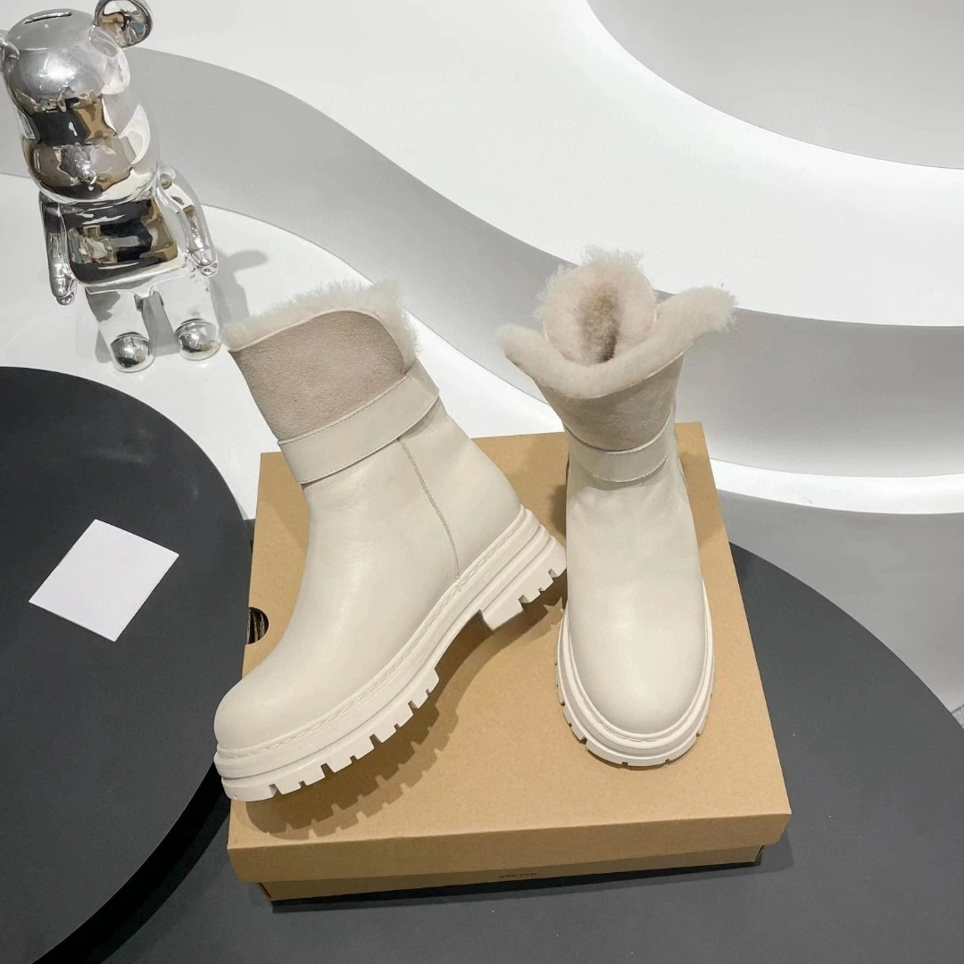 

2023 New Arrival Women's Snow Boots: Stylish Leather and Fur Blend, Cozy Sheep Wool Lining, Sizes 35-40