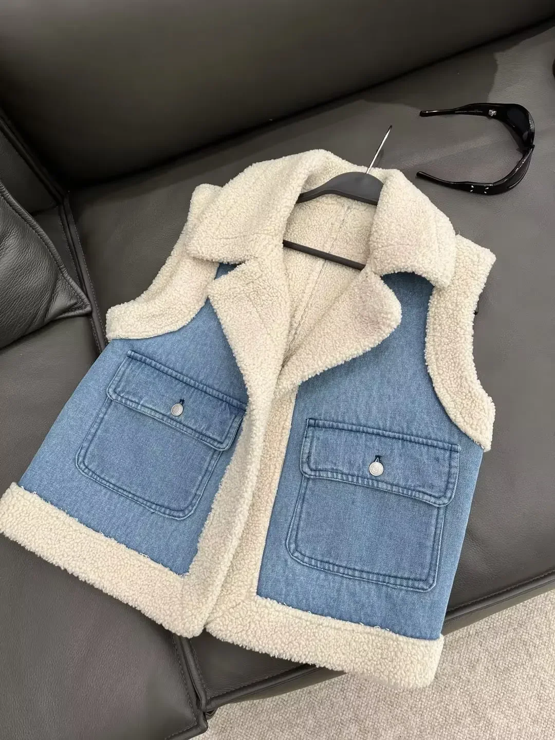 Women 2023 New Fashion Plush decoration Cropped Obsolescence Washed denim Vest Coat Vintage Pockets Female Waistcoat Chic Tops
Women 2023 New Fashion Plush decoration Cropped Obsolescence Washed denim Vest Coat Vintage Pockets Female Waistcoat Chic Tops