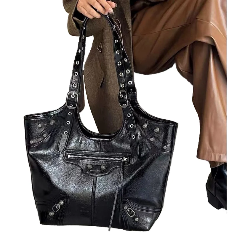 

Heavy Industry Retro Rivet Locomotive Bag Women's 2024 Autumn New Trendy Handbill Shoulder Bag Large Capacity Underarm Tote Bag