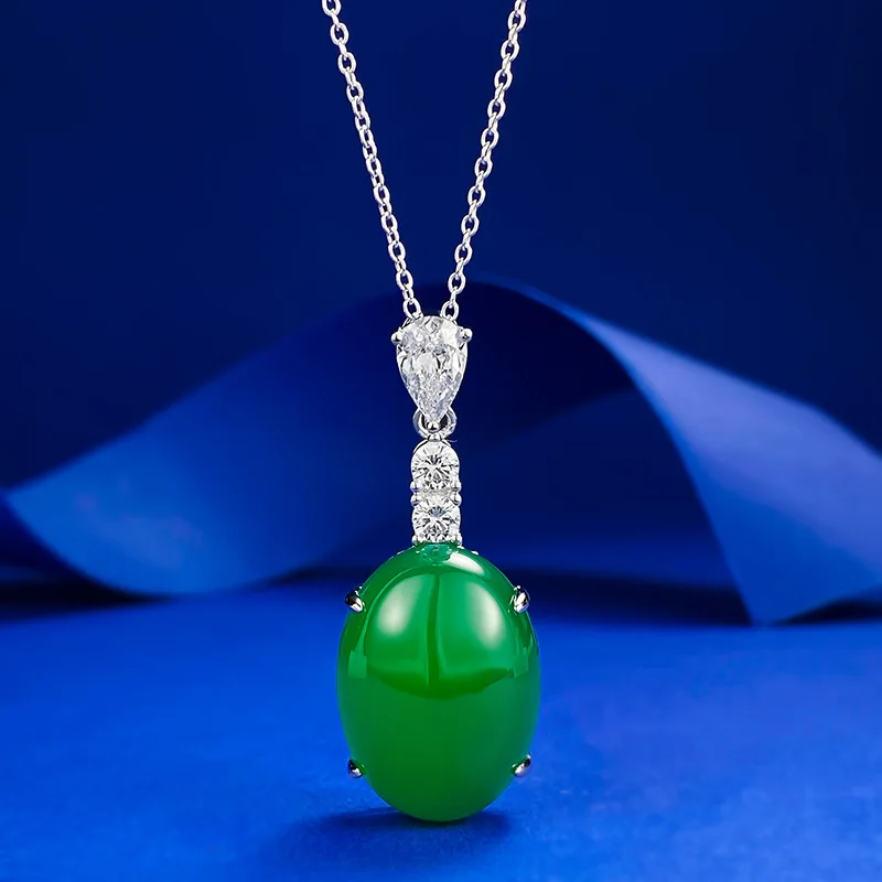 

The new S925 silver inlaid emerald emperor green egg pendant with green chalcedony necklace is adjustable