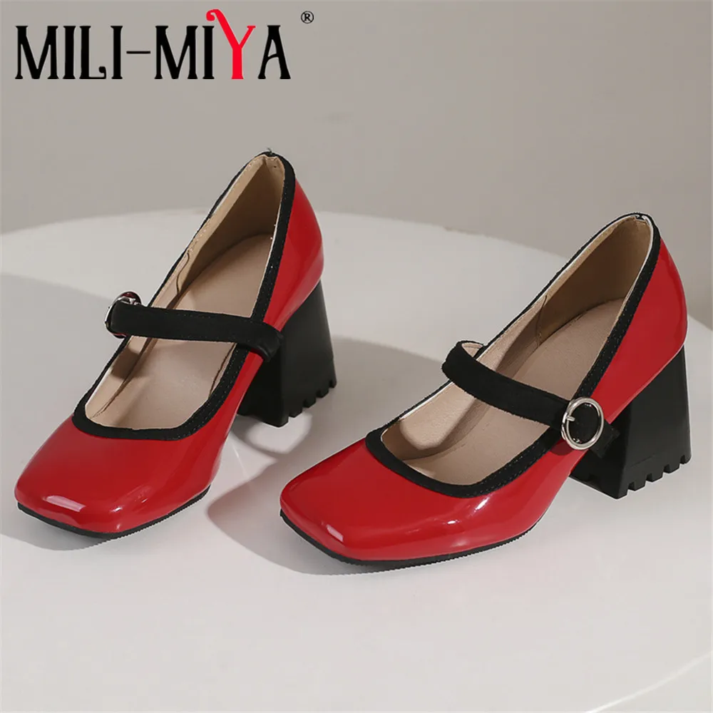 Женские лакированные туфли MILI-MIYA, однотонные туфли-лодочки из лакированной кожи на толстом каблуке с пряжкой и квадратным носком, Модель 34-44 для вечевечерние
Женские лакированные туфли MILI-MIYA, однотонные туфли-лодочки из лакированной кожи на толстом каблуке с пряжкой и квадратным носком, Модель 34-44 для вечевечерние