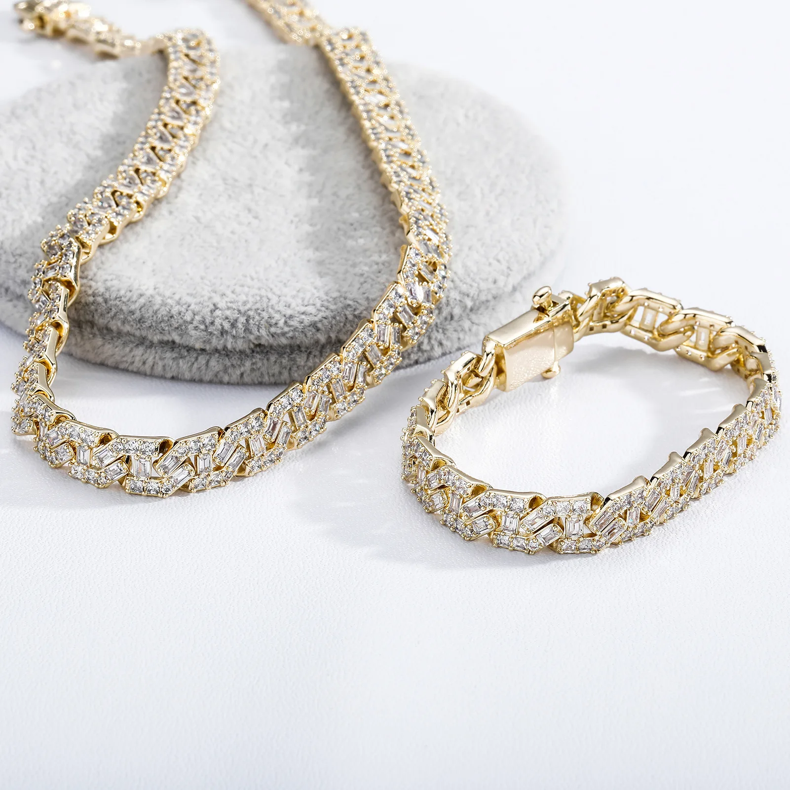 Embed with diamond hip-hop Cuban necklace 9mm men's and women's trendy personalized and versatile street fashion accessories
Embed with diamond hip-hop Cuban necklace 9mm men's and women's trendy personalized and versatile street fashion accessories