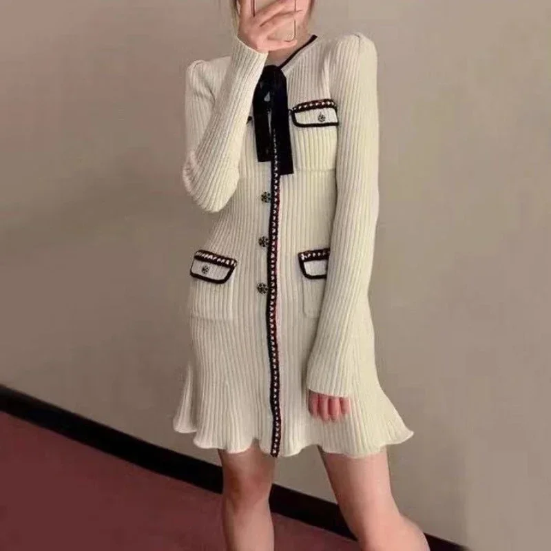 Women New 24 Knitted Dress Full Sleeve Round Collar Mini Dress British Royal Style Elegant Tailored High Quality Luxury Brand
Women New 24 Knitted Dress Full Sleeve Round Collar Mini Dress British Royal Style Elegant Tailored High Quality Luxury Brand