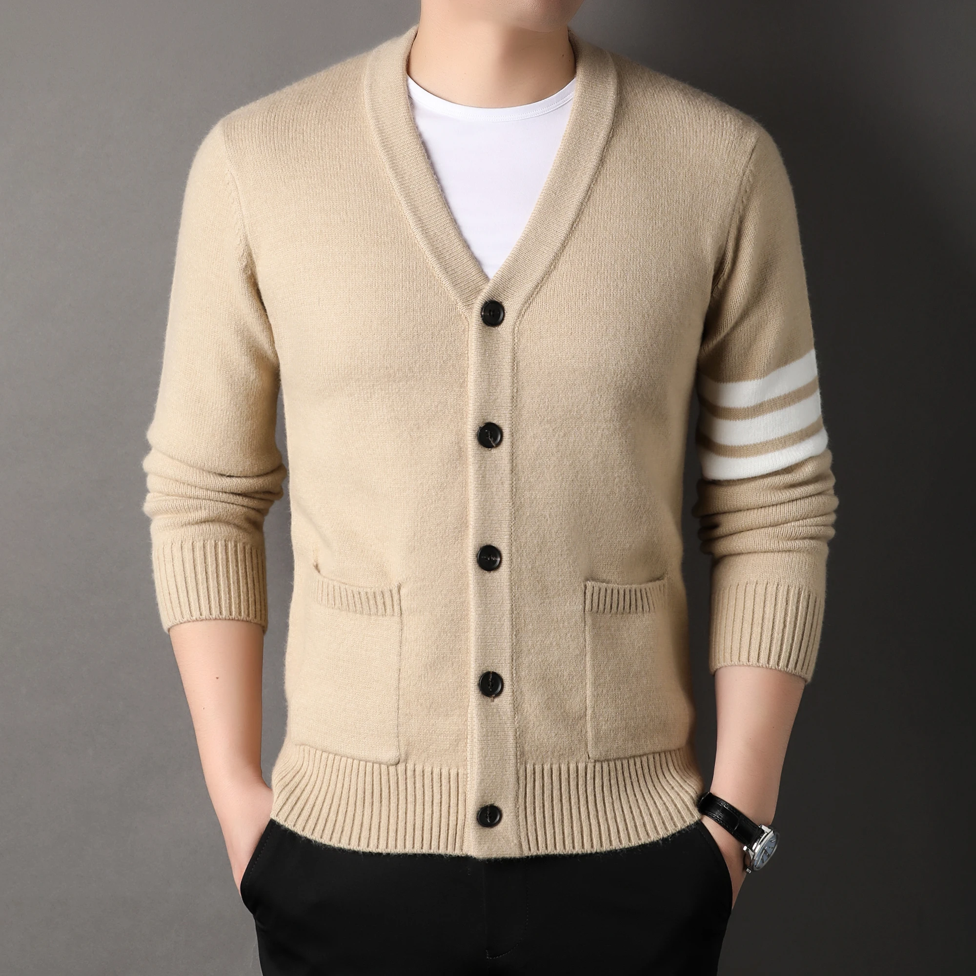 Winter High Quality Men's Knitted Cardigan V-Neck Three Bar Pocket Luxury Sweater Coat Korea Casual Fashion Simplicity Menswear
Winter High Quality Men's Knitted Cardigan V-Neck Three Bar Pocket Luxury Sweater Coat Korea Casual Fashion Simplicity Menswear