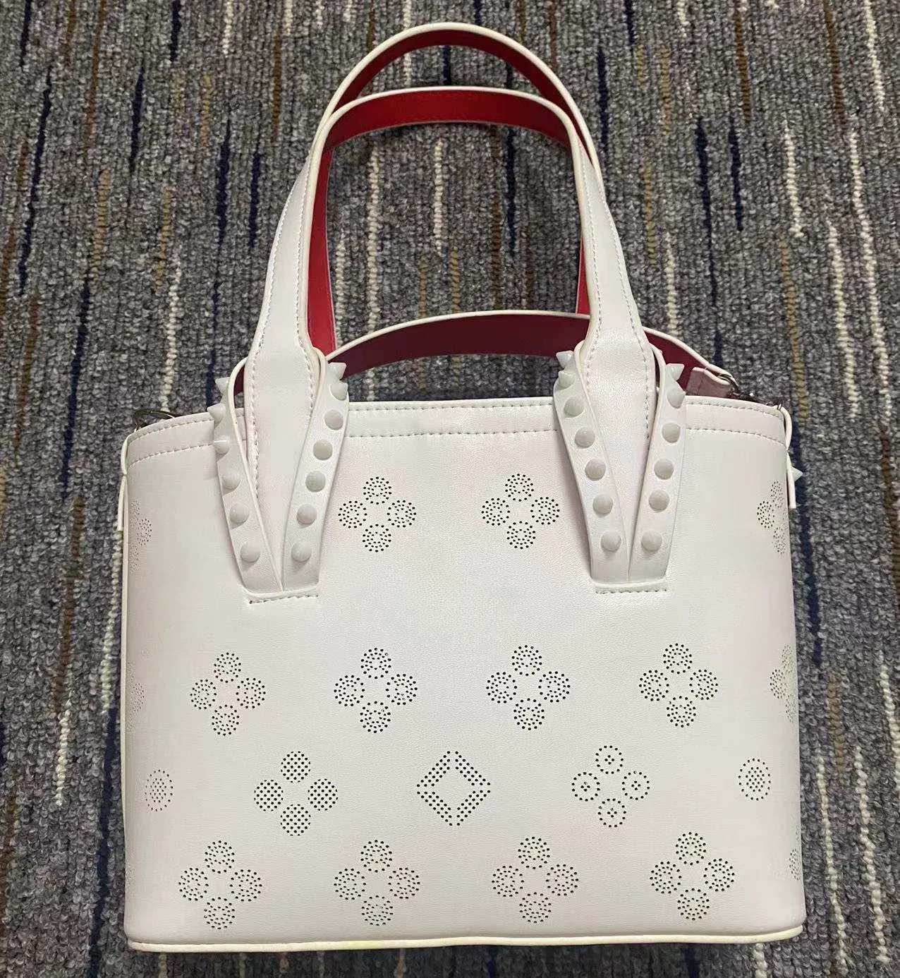 Luxury Cl Handbag Genuine Leather Brand Causal Women Handbag Fashion Design Rivet Large Capacity Stylish Tote Shoulder Bag
Luxury Cl Handbag Genuine Leather Brand Causal Women Handbag Fashion Design Rivet Large Capacity Stylish Tote Shoulder Bag