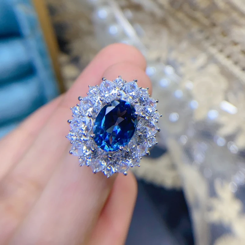 

Женское кольцо из серебра 925 пробы с натуральным голубым топазом